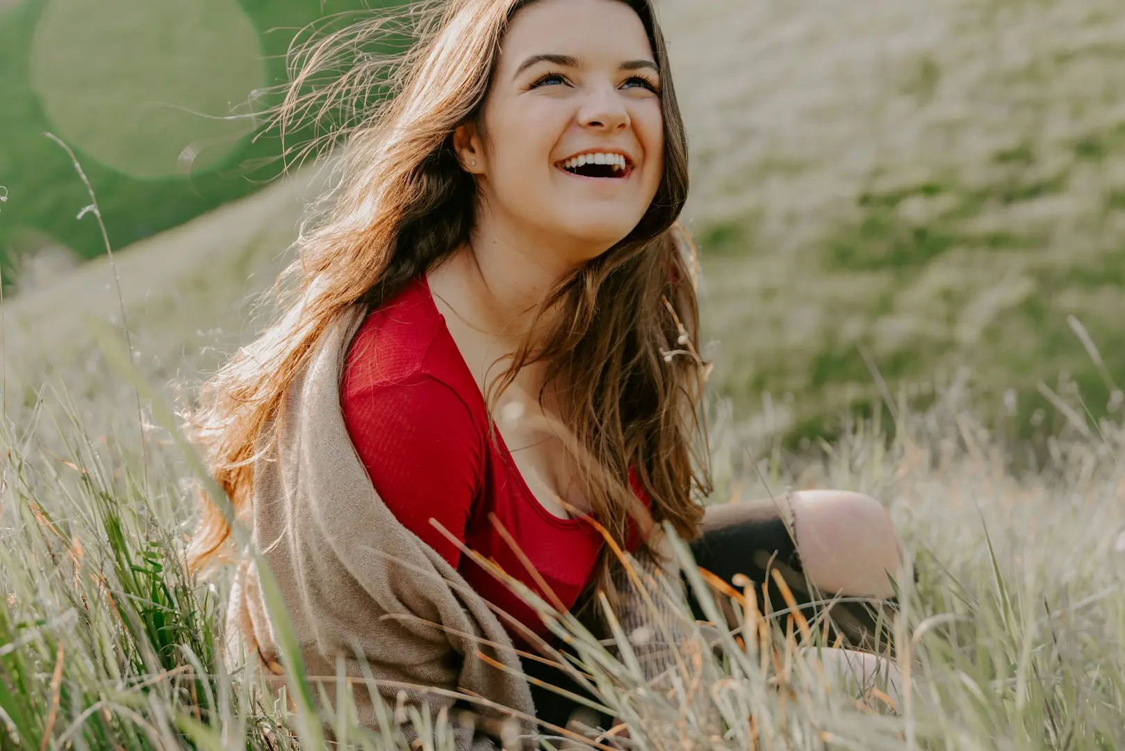 Lachelnde Frau im Gras