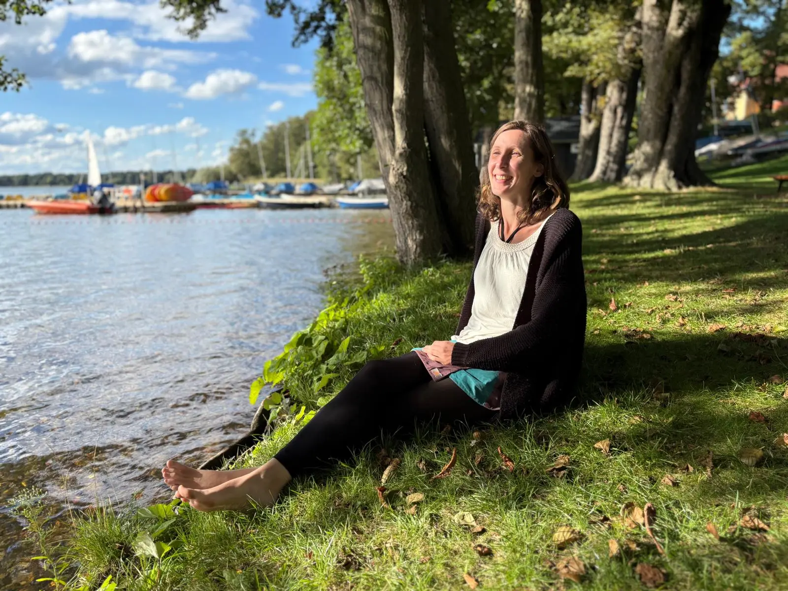 Frau sitzt am See