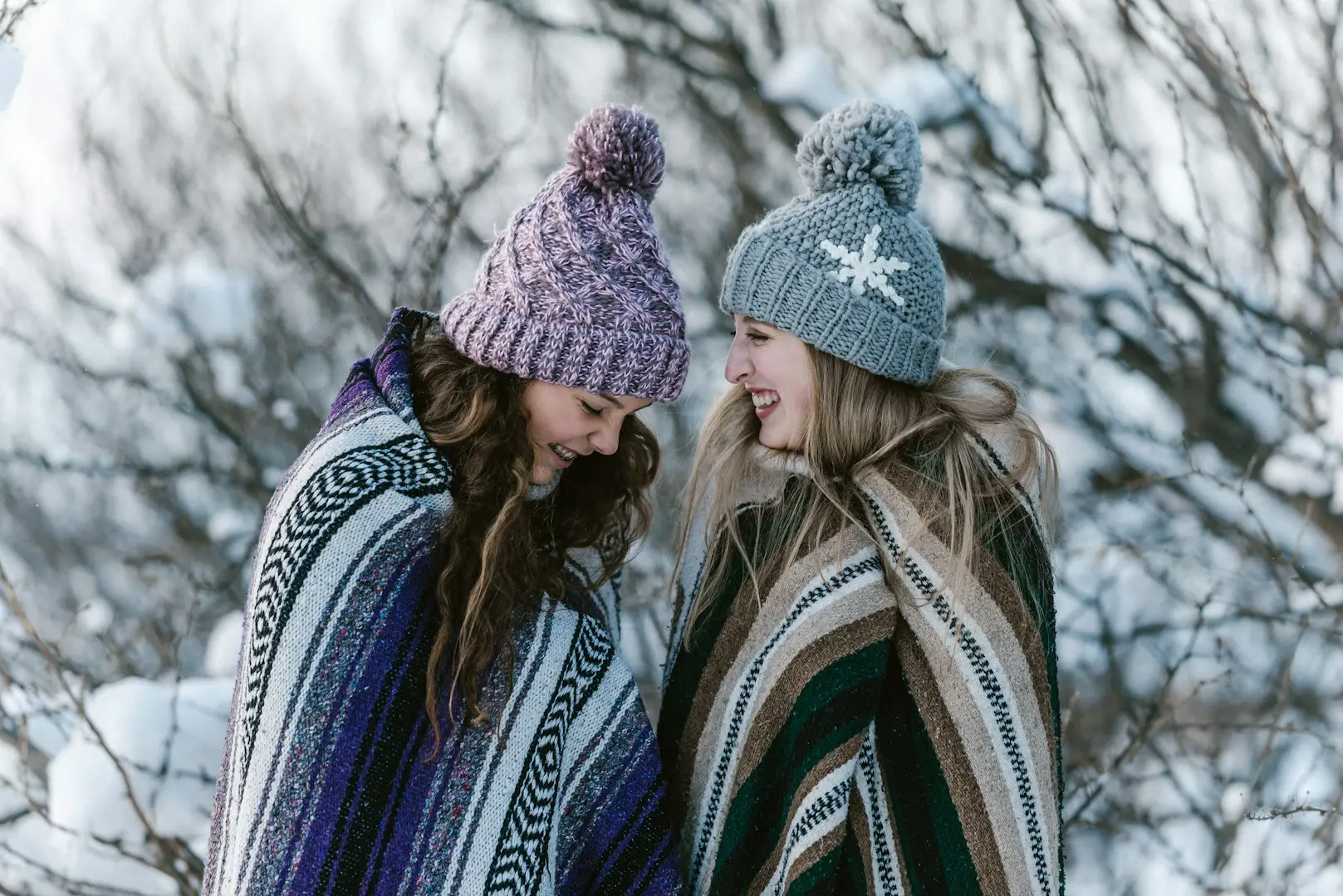 Zwei Frauen im Winter